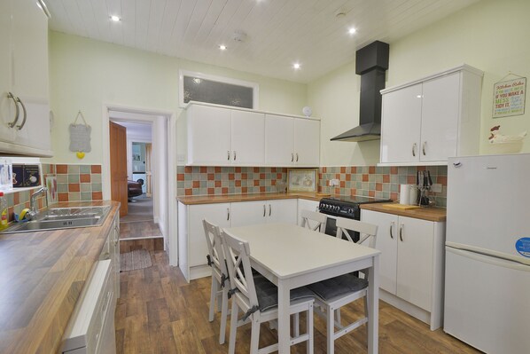 Apartment, Multiple Beds | Private kitchen