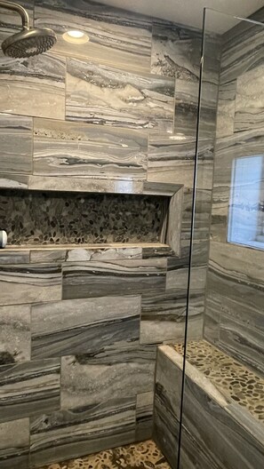 Shower, hair dryer, towels, soap - Beautiful lakefront property with hot tub  (Leesburg)