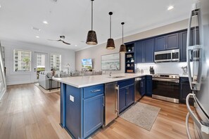 Casa, varias camas, balcón | Cocina privada | Refrigerador, microondas, horno y parrilla de estufa 