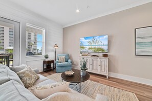 Casa, varias camas, balcón | Área de sala de estar | Televisión 