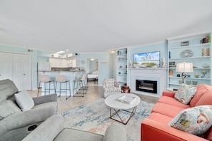 Condo, nhiều giường, ban công | Khu phòng khách | TV màn hình phẳng 43-inch có truyền hình cáp, TV