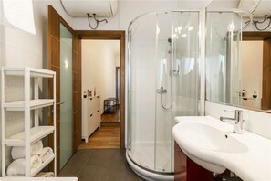 Appartement, 2 lits doubles | Salle de bain | Articles de toilette écologiques, serviettes fournies, savon, shampoing