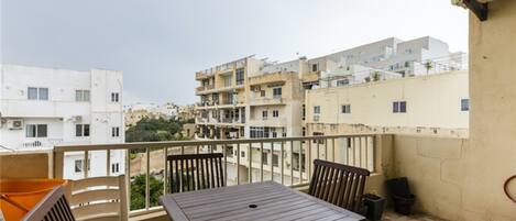 Basic Apartment, 2 Double Beds | Outdoor dining