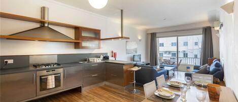 Apartamento básico, 2 camas de casal | Cozinha privada | Geladeira, micro-ondas, fogão, cooktop