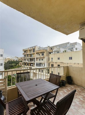 Basic Apartment, 2 Double Beds | Outdoor dining