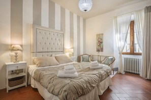 Basic-Apartment, Mehrere Betten | 2 Schlafzimmer, Schreibtisch, laptopgeeigneter Arbeitsplatz