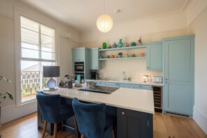 Refrigerador, lavavajillas, utensilios de cocina