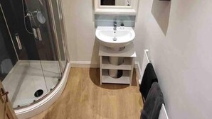 Shower, towels - Beautiful 3-bed Apartment in Edinburgh (Edinburgh)