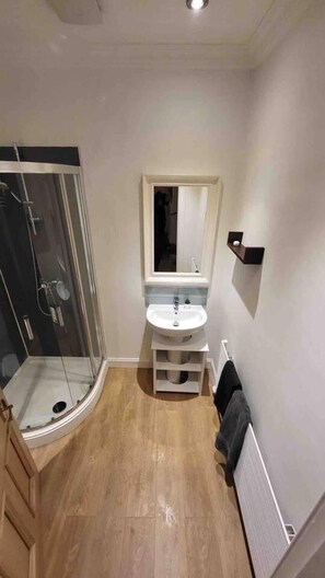 Shower, towels - Beautiful 3-bed Apartment in Edinburgh (Edinburgh)