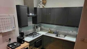 Fridge, microwave, oven, stovetop - Beautiful 3-bed Apartment in Edinburgh (Edinburgh)