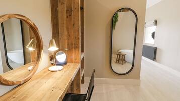 1 habitación, decoración personalizada y muebles diferentes