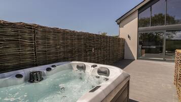 Tina de hidromasaje al aire libre