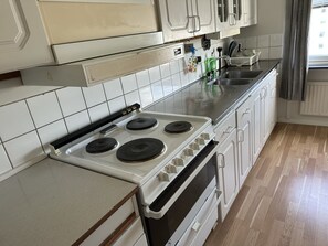 Apartment, Multiple Beds | Private kitchen | Fridge, microwave, oven, stovetop - 3 Room Apartment in Solna (Solna)