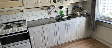 Apartment, Multiple Beds | Private kitchen | Fridge, microwave, oven, stovetop