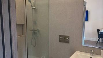 Apartment | Bathroom | Shower, hair dryer, towels