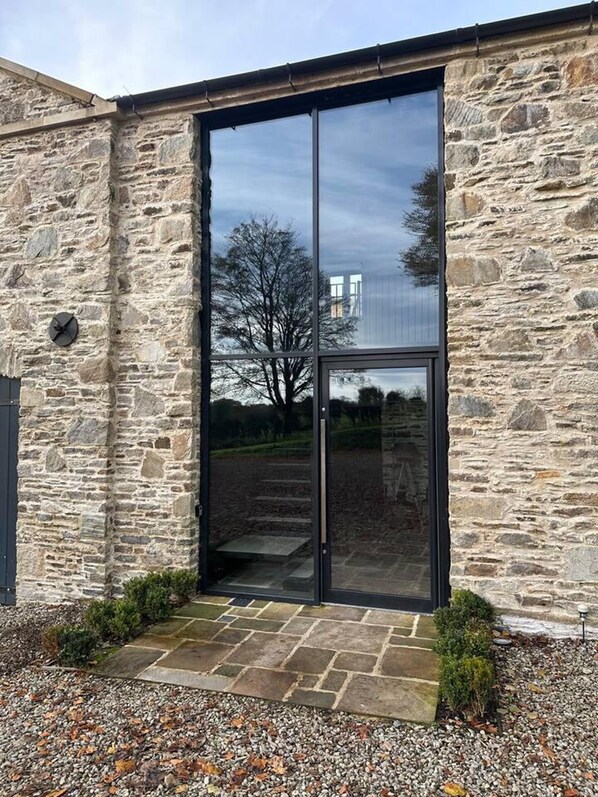 Apartment | Property grounds - 3 Bed Barn - Pets - Smoking - Garden - Parking (Strabane)