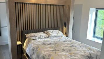 Apartment | 3 bedrooms, iron/ironing board, free WiFi, bed sheets