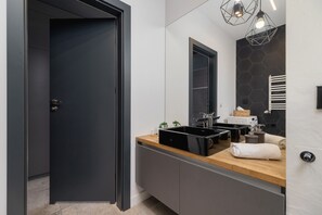 Estudio, cocina | Baño | Ducha y toallas