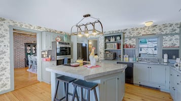 House (Riverside Charm) | Exterior