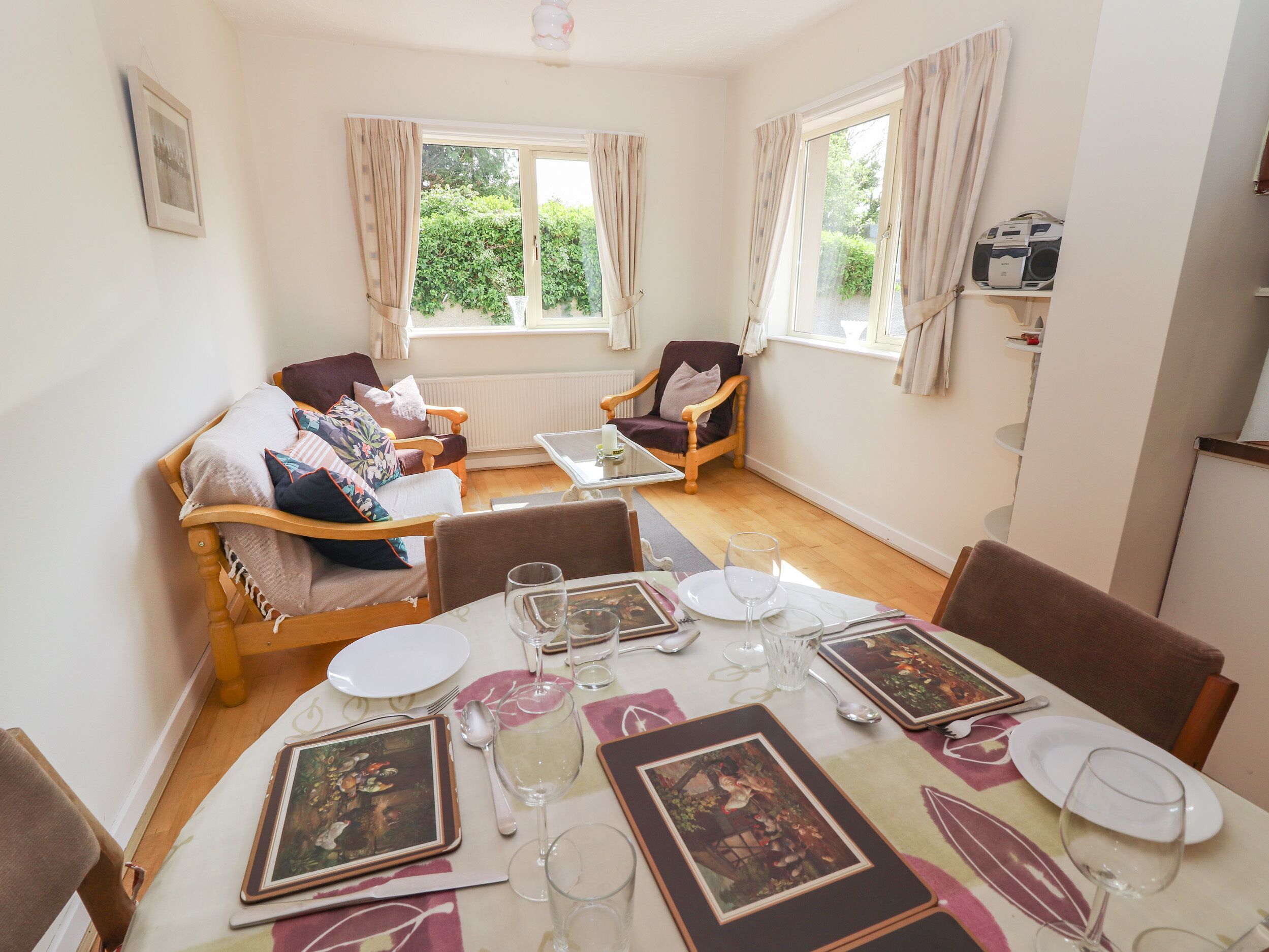 Electric kettle, toaster, cookware/dishes/utensils