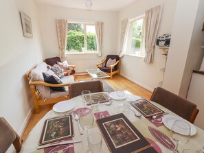 Electric kettle, toaster, cookware/dishes/utensils - Shannon View (Knigh)