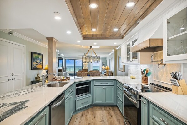 Condo, 2 chambres | Cuisine privée | Réfrigérateur, un four, cafetière-théière, grille-pain