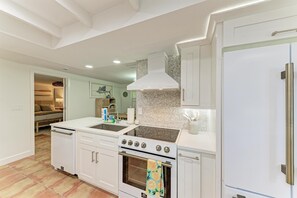 Townhome, 2 Bedrooms | Private kitchen