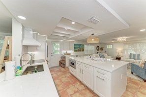 Maison mitoyenne, 2 chambres | Cuisine privée | Réfrigérateur, four, cafetière/bouilloire, grille-pain
