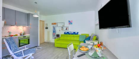 Familieleilighet, flere soverom (Marina's Green Home) | Oppholdsområde | En 21-tommers smart-TV med digitale kanaler