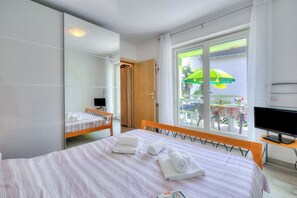 1 bedroom, free WiFi, bed sheets - Marina's Green Home (Riva del Garda)