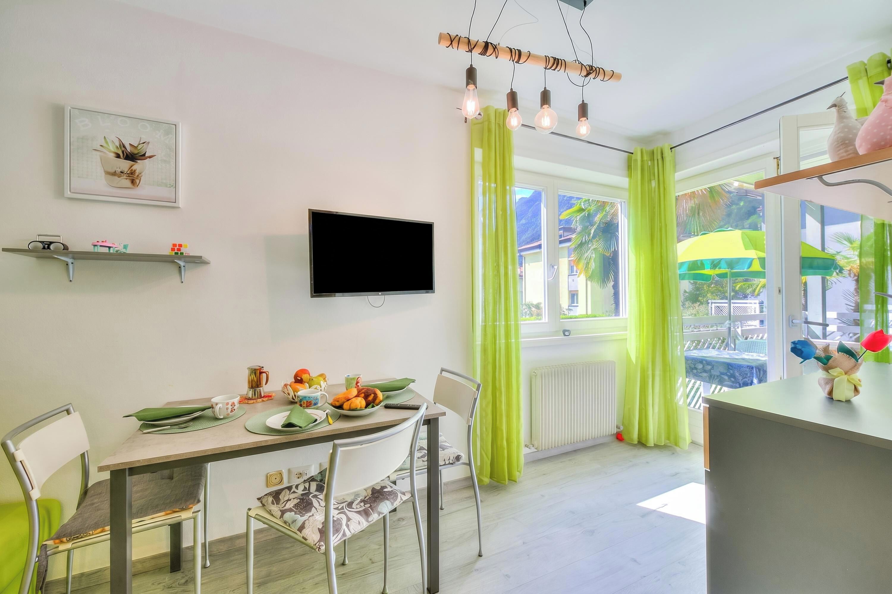 Family Apartment, Multiple Bedrooms (Marina's Green Home) | Dining