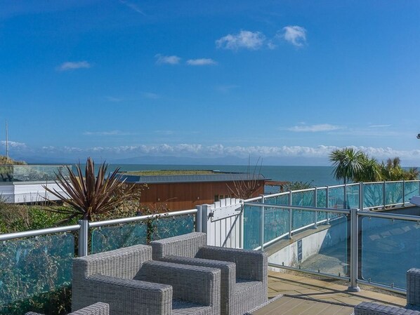 Property grounds - E19 The Warren (Pwllheli)