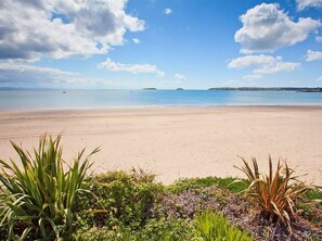 Beach nearby - E19 The Warren (Pwllheli)