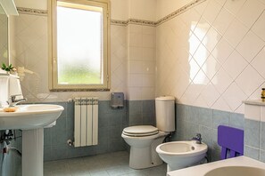 Dusche, Haartrockner, Bidet, Handtücher