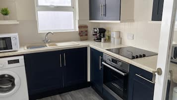 House, Multiple Beds | Private kitchen | Fridge, microwave, oven, stovetop