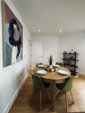 Apartment, Multiple Beds | Dining - Luxury Two Bedroom Apartment Maida Vale (London)