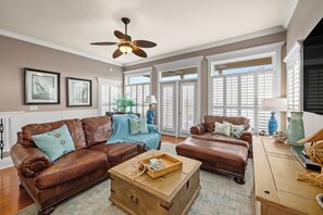 Casa, varias camas, patio, vista parcial al mar | Área de sala de estar | Televisión de 40 pulgadas con canales por cable