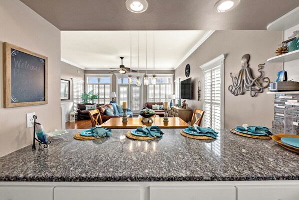 Casa, varias camas, patio, vista parcial al mar | Interior