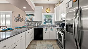 Huis, Meerdere bedden, terras, gedeeltelijk uitzicht op zee | Privékeuken | Een koelkast, een microgolfoven, een oven, een kookplaat