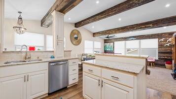 獨棟房屋, 多張床, 庭院 | 私人廚房 | 電冰箱、微波爐、烤箱、爐台