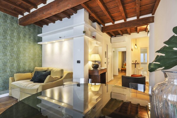 Basic-Apartment, 1 Queen-Bett und Schlafsofa | Wohnbereich | Fernseher