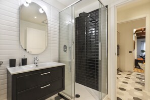 Basic Apartment, 1 Queen Bed with Sofa bed | Bathroom | Shower, hair dryer, towels, soap - Signoria Stylish Suite (Florence)