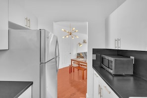 Departamento básico, 1 cama Queen size y sofá cama | Cocina privada | Refrigerador, microondas, horno y parrilla de estufa 