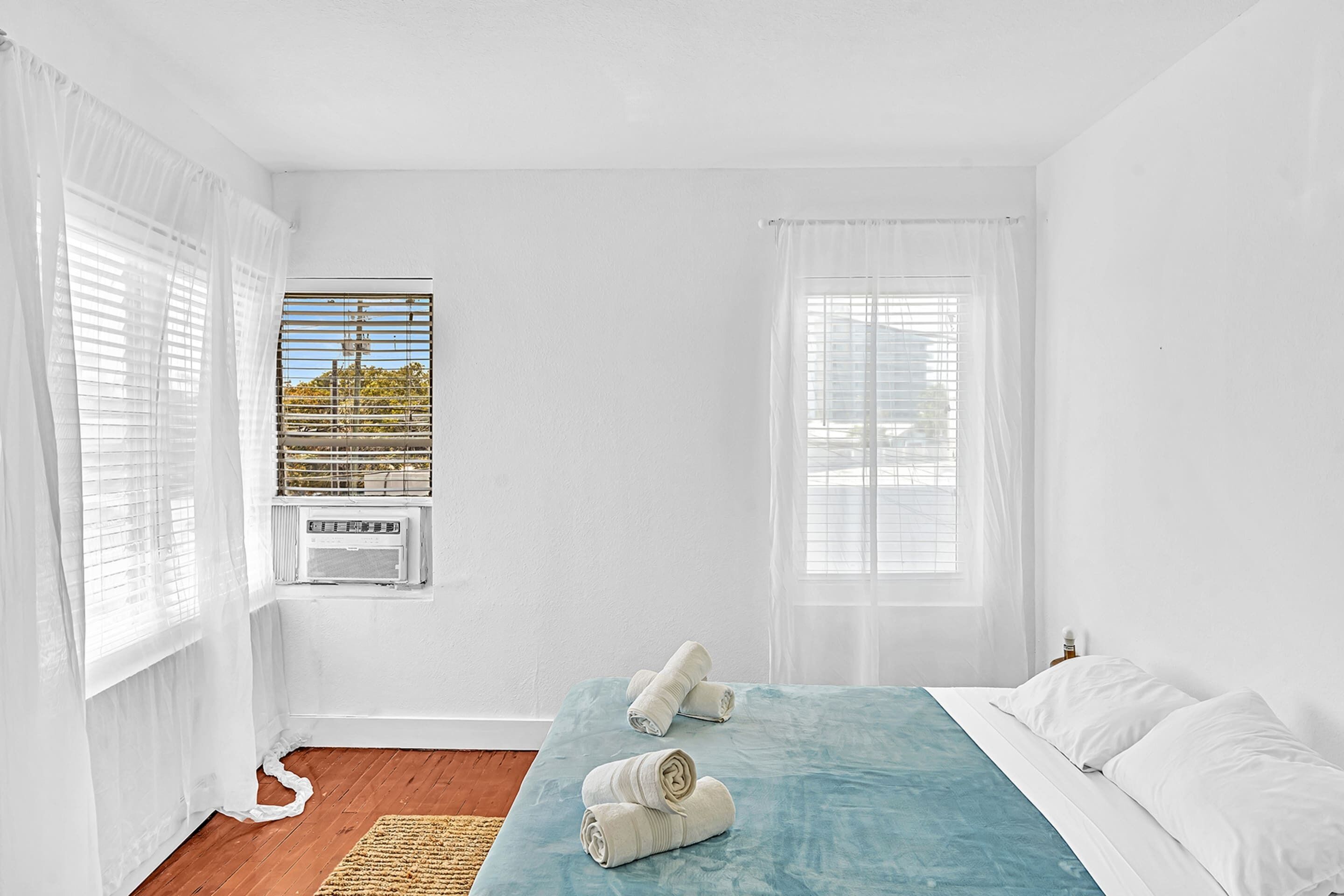 Apartamento básico, 1 cama Queen e sofá-cama | 1 quarto, escrivaninha, ferros/tábuas de passar roupa, roupa de cama