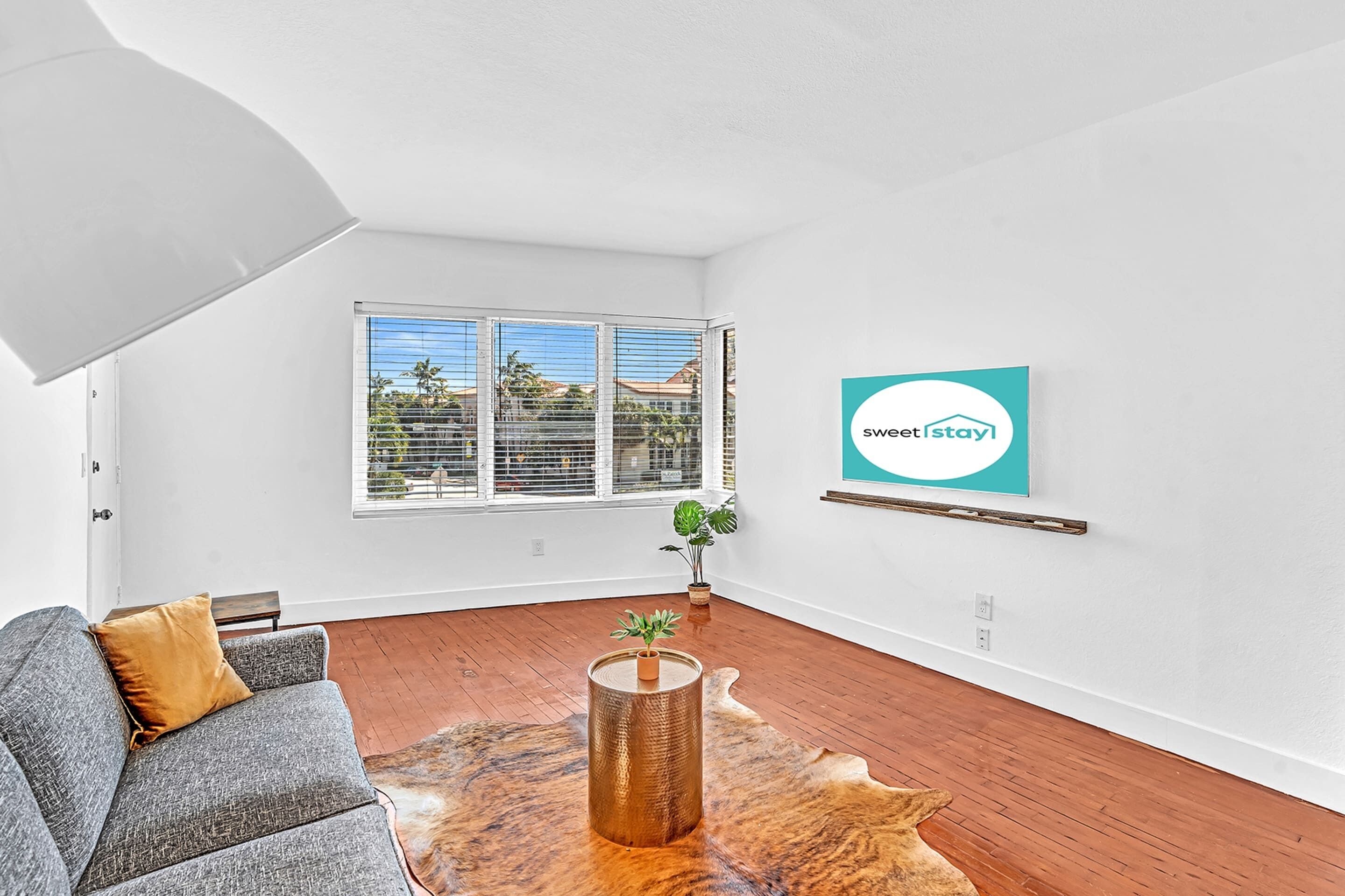 Apartamento básico, 1 cama Queen e sofá-cama | Área de estar | TV, serviços de streaming