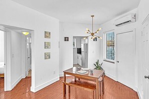 Basic-Apartment, 1 Queen-Bett und Schlafsofa | Eigene Küche