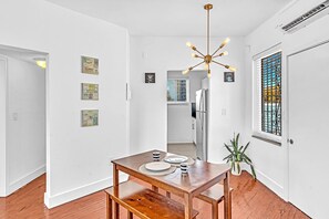 Basic-Apartment, 1 Queen-Bett und Schlafsofa | Speisen
