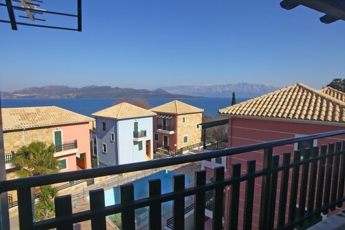 Charming 4-bed House in Nikiana