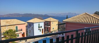 Charming 4-bed House in Nikiana