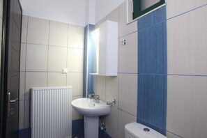 House, Multiple Beds | Bathroom | Combined shower/tub, deep soaking tub, towels - Charming 4-bed House in Nikiana (Lefkada)